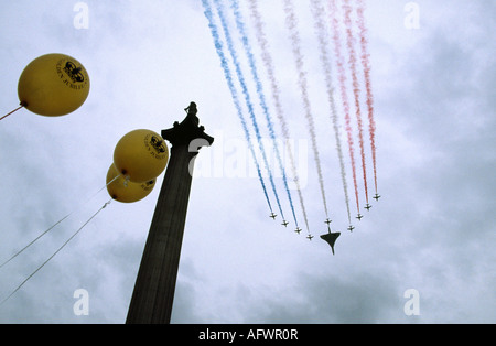 Die roten Pfeile und die Concorde fliegen an der Nelson`s Säule auf dem Trafalgar Platz während des Goldenen Jubiläums, London, Großbritannien vorbei Stockfoto